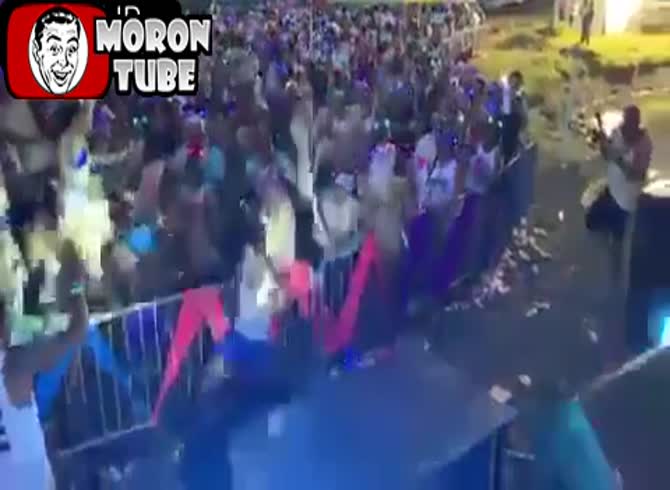 Video :Instead of jumping into the audience, a singer crushes his ribs